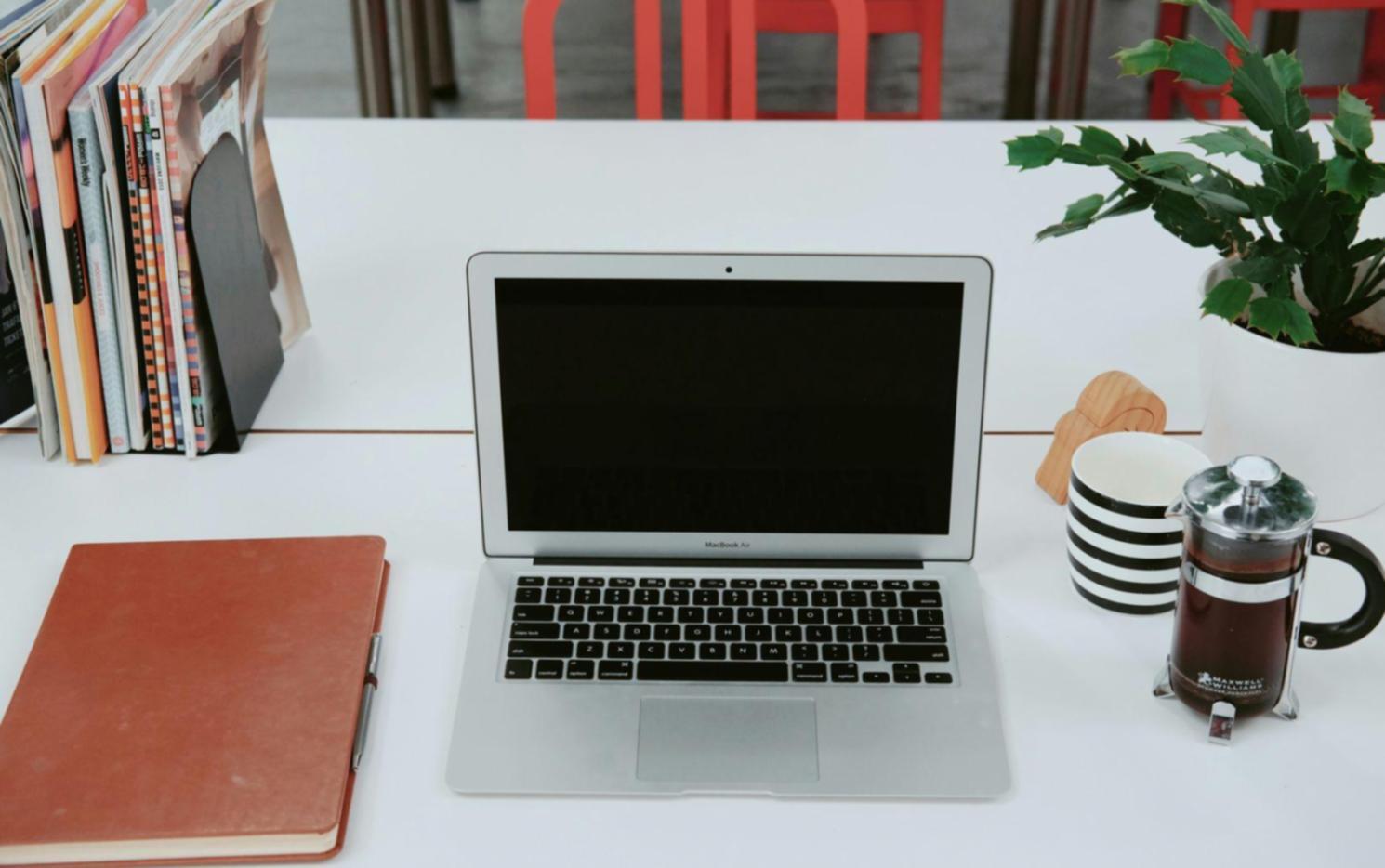 quintoriva Team bei der Zusammenarbeit in modernem Berliner Büro